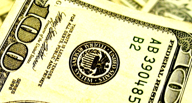 Americki dolar je ostao blizu najviseg nivoa u toku sest nedelja u odnosu na druge glavne valute